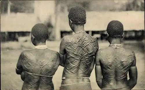 Ak Mayombe Kongo, Frauen mit Schmucknarben auf dem Rücken, Mission von Kangu