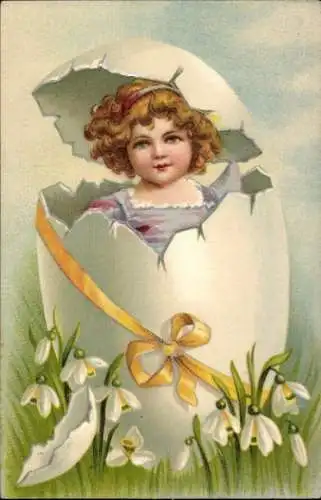 Präge Ak Frohe Ostern, Kind in einer Eierschale, Schneegklöckchen