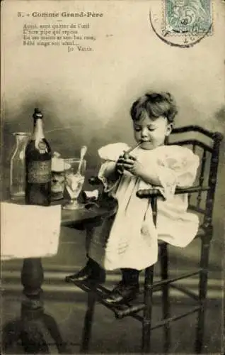Foto Ak Portrait, Mädchen mit Tabakpfeife im Hochstuhl