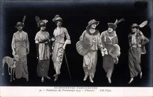 Ak Pariser Silhouetten, Frühlingsmode 1913, Damen mit Federhüten, Pelz