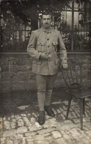 Foto Ak Deutscher Soldat in Uniform, Standportrait, Zigarette, Schweinfurt