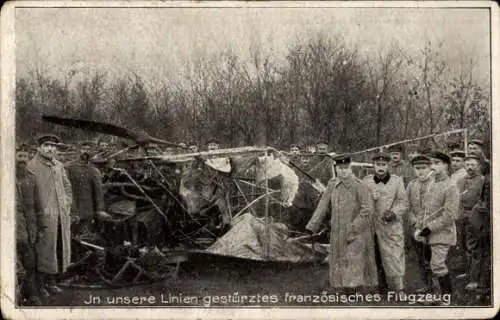 Ak Deutsche Soldaten, abgestürztes französisches Flugzeug, 1. WK