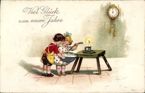 Ak Fröhliches Neujahr, Zwei Kinder beim Bleigießen, Kerze, Uhr