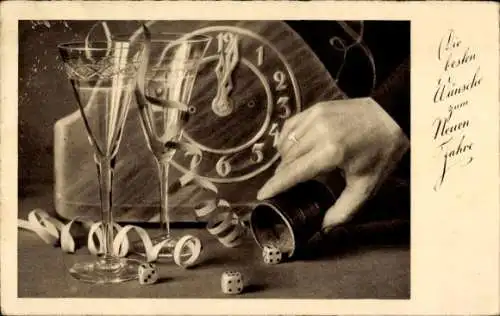Ak Fröhliches Neujahr, Uhr, Sektgläser, Hand mit Würfelbecher