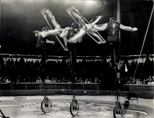 Foto Zirkus, Akrobaten, Einräder, Zuschauer, Die 5 Piccards, 1978, Autogramme
