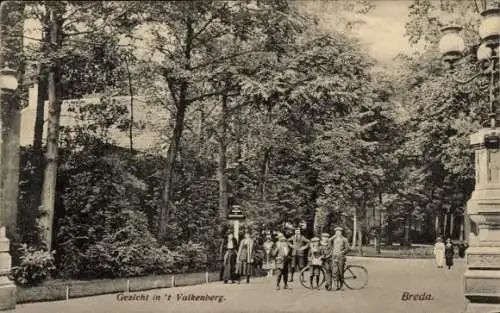 Ak Breda Nordbrabant Niederlande, Blick auf den Valkenberg in  einige Personen sind im Park un...