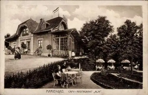 Ak Mariánské Lázně Marienbad Region Karlsbad, Café-Restaurant Alm, Gebäude, Gäste, Garten, Bäume