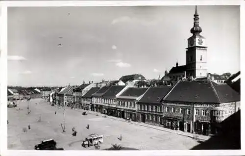 Ak Třebíč Trebitsch Region Hochland, Stadtplatz mit Häuserfront, Uhrturm, Autos, historische A...