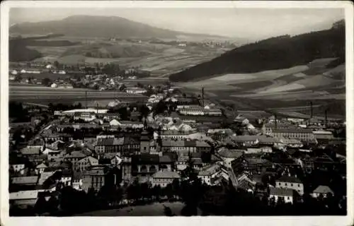 Ak Moravská Třebová Mährisch Trübau Region Pardubice, Luftaufnahme von  Berge, Felder, Stadtan...