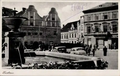 Ak Tachov Tachau Region Pilsen, Brunnen, Gebäude zum illen Brauhaus, Bewohner, Autos, Menschen...