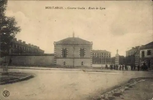 Ak Montargis Loiret, Caserne Gudin, Route de Lyon,  Architektur, Straße, Menschenansammlung