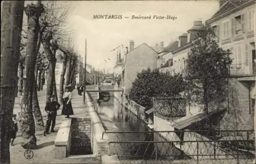 Ak Montargis Loiret, Boulevard Victor-Hugo, Straße, Wasserlauf, Bäume, Menschen