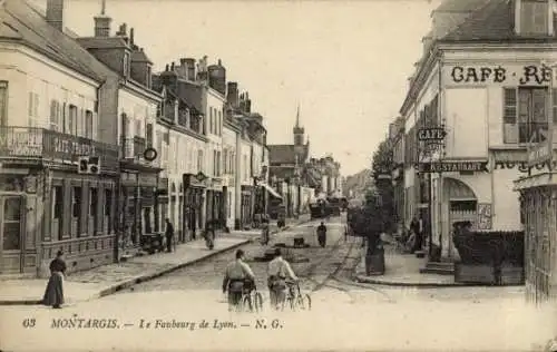 Ak Montargis Loiret, Straße in  2 Radfahrer, Häuser, Cafés, 1900er Jahre