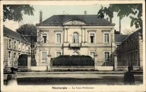 Ak Montargis Loiret, Gebäude der Sous-Préfecture, Bäume, ruhige Straße,  Architektur