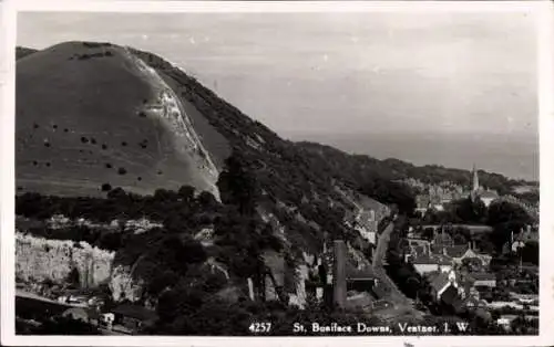 Ak Ventnor Isle of Wight England, Hügel, Wohnhäuser, Kirche, Meer im Hintergrund