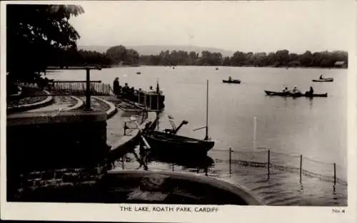 Ak Cyncoed Cardiff Wales, Der See, Roath Park, Boote, Uferpromenade, Schwarz-Weiß-Bild