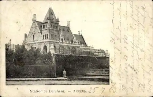 Ak Antwerpen Flandern, Bahnhof in  s Gebäude, schwarz-weiß, ruhige Szenerie, man die postiert