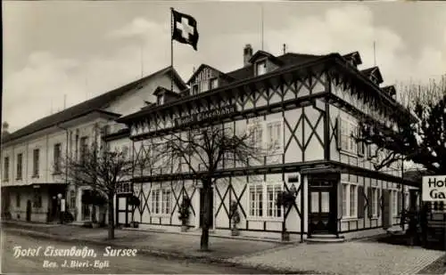 Ak Sursee Kanton Luzern, Hotel Eisenbahn, Schweizer Flagge, Fachwerkstil, strahlende Fenster