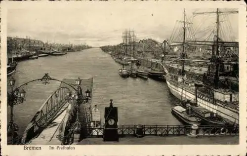 Ak Hansestadt Bremen, Blick auf den Hafen, Schiffe, Brücke, Uhr, städtische Landschaft