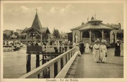 Ak Ostseebad Zinnowitz auf Usedom, Brücke mit Pavillon, Fußgänger, n Gebäuden im Hintergrund