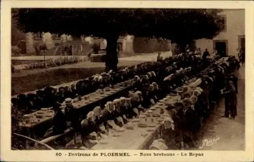 Ak Ploermel Morbihan, Vereinte Tische, viele Personen, traditionelles Essen, bretonische Hochzeit