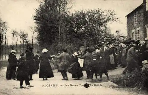 Ak Ploermel Morbihan, Tanzende Menschen, Hochzeitsfeier, traditionelle Kleider