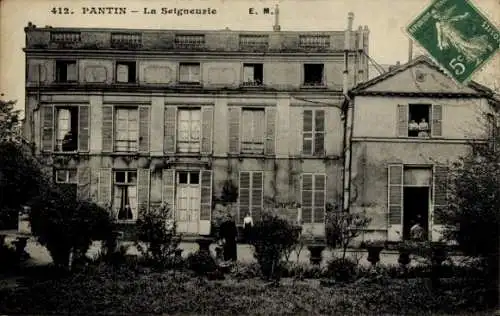 Ak Pantin Seine Saint Denis, Historisches Gebäude, Blumenbeete, Fenster, Menschen im Haus