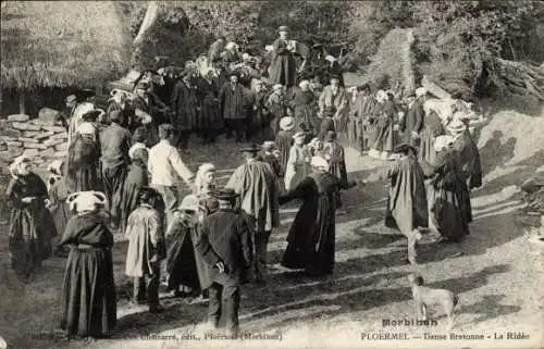 Ak Ploermel Morbihan, Bretonischer Tanz, Personen in traditioneller Kleidung, versammelte Menge