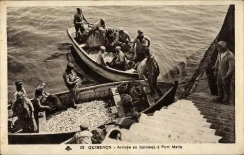 Ak Quiberon Morbihan, Ankunft von Sardinen in Port Maris, Fischerboote, Hafen, Markt