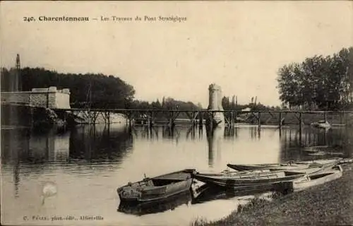 Ak Charentonneau Val de Marne, Brücke über Wasser, Boote im Vordergrund, Bäume,  Architektur