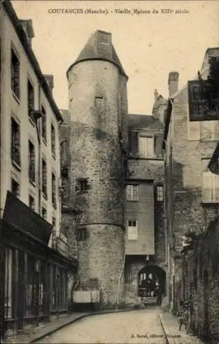 Ak Coutances Manche, Straßenpartie, Torturm