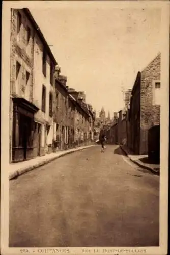 Ak Coutances Manche, Straße, Häuser, schmaler Weg, ruhige Atmosphäre,  Architektur
