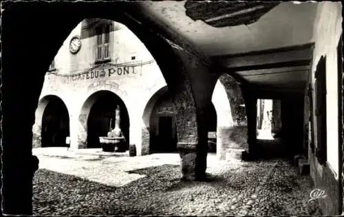Ak Sospel Alpes Maritimes, Café du Pont, Arkaden, Brunnen, Uhr, Schwarz-Weiß-Foto