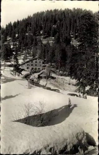 Ak Turini Alpes Maritimes, Schneebedeckte Landschaft, Chalet-Hotel, Wälder, alte Fahrzeuge