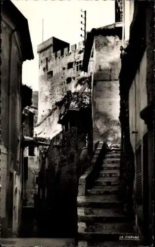 Ak Roquebrune Cap Martin Alpes-Maritimes, Schmale Gasse, alte Steintreppe, Hochhaus,  Architektur