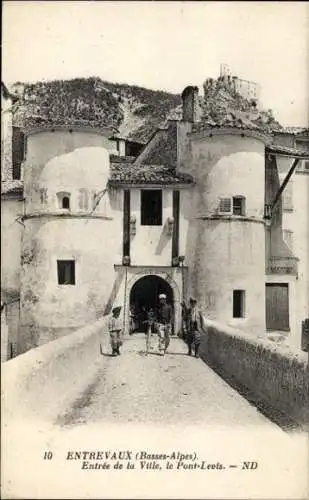 Ak Entrevaux Alpes de Haute Provence, Stadtmauer, Eingang zur Stadt, Brücke,  Architektur