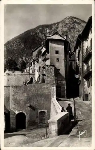 Ak Briançon Briancon Hautes-Alpes,  Ansichten, enge Gassen, bergige Umgebung, Gebäude
