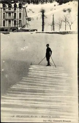 Ak Briançon Briancon Hautes-Alpes, Ski-Fahrer, Treppenmontage, verschneite Landschaft, Stadtansic