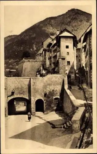 Ak Briançon Briancon Hautes-Alpes, Stadtansicht, Berglandschaft,  Architektur, Straße