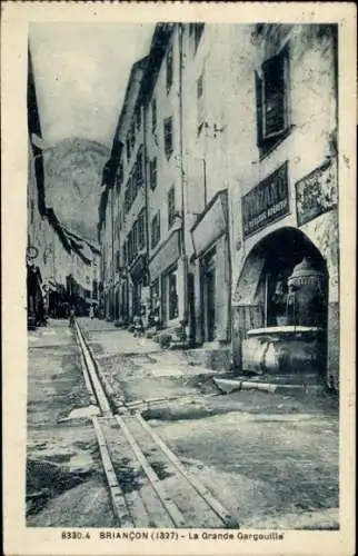 Ak Briançon Briancon Hautes-Alpes, Schmale Straße, Gebäude, Alte Architektur, Brunnen, Schwarz-We