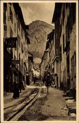 Ak Briançon Briancon Hautes-Alpes, Straße mit Häusern, Hotel Café, Berg im Hintergrund