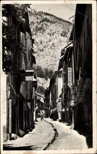 Ak Briançon Briancon Hautes-Alpes, Engere Straße mit Hotels, Geschäften, Hotel Café, Kodak-Schild