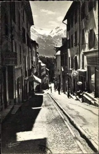 Ak Briançon Briancon Hautes-Alpes, Straße mit flacheren Gebäuden, Schneeberge im Hintergrund,  At