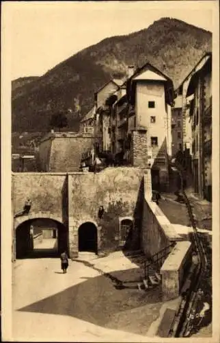 Ak Briançon Briancon Hautes-Alpes, Stadtansicht, alte Gebäude, Bergkulisse, ruhige Szenerie, Fußg