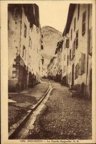 Ak Briançon Briancon Hautes-Alpes, Straße mit Steinen, alte Häuser, Berg im Hintergrund, sepia