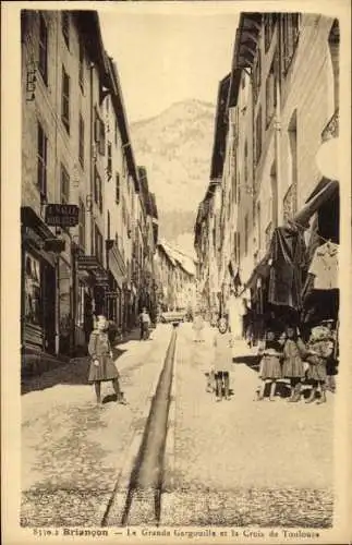 Ak Briançon Briancon Hautes-Alpes, Schmale Straße, Gebäude, Menschen, Bergkulisse, alte Architekt