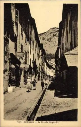 Ak Briançon Briancon Hautes-Alpes, Straße in  Häuserzeilen, Berge im Hintergrund, Menschen, Schwa