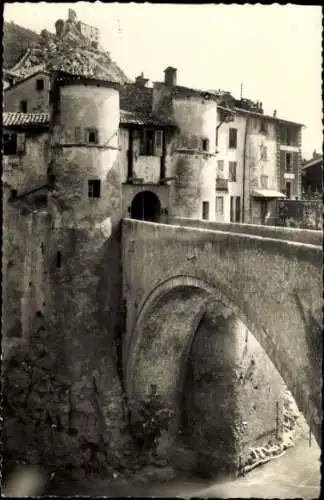 Ak Entrevaux Alpes de Haute Provence,  Brücke, alte Gebäude, schwarz-weiß, französischer Ort