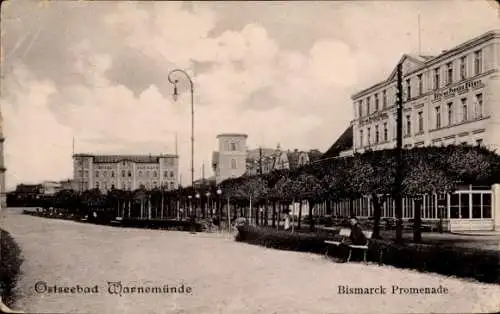 Ak Ostseebad Warnemünde Rostock, Ostseebad  Bismarck Promenade, Baumalleen, Gebäude
