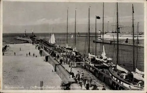 Ak Ostseebad Warnemünde Rostock, Hafenansicht, Yachten, Schiffe, Menschen auf dem Kai, Küste